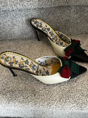 Gucci Women's Black & Cream Pointed Toe Bow Mules